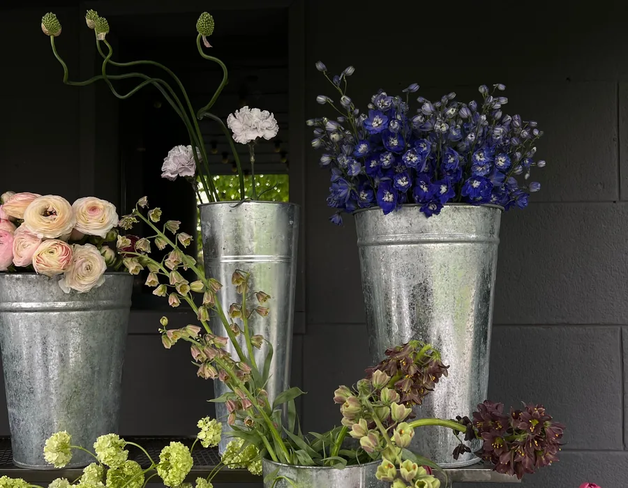 Bunga pastel dan tulip dalam wadah florist